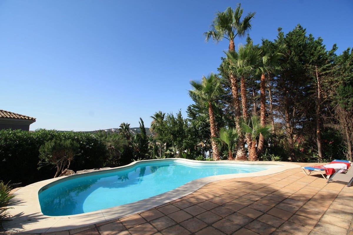 4 soverom Villa til salgs i Sotogrande med svømmebasseng - € 1 200 000 (Ref: 9207750)