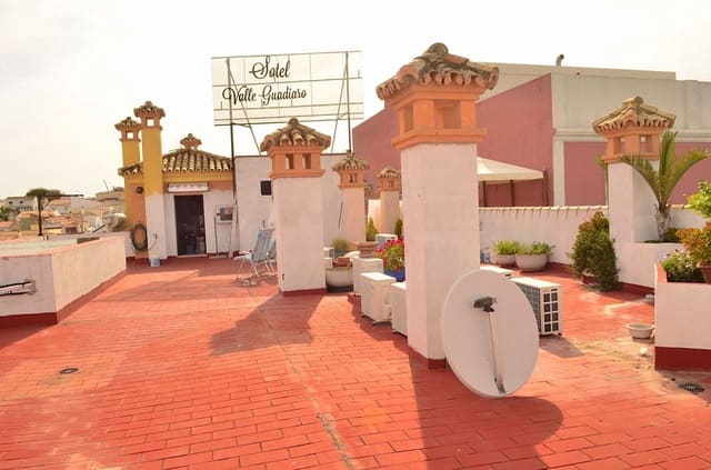 Hotel de 22 habitaciones en Pueblo Nuevo de Guadiaro, San Roque en venta - 1.290.000 € (Ref: 9377983)