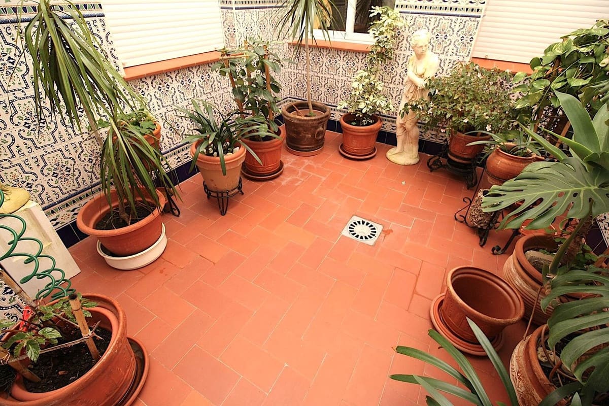 22 bedroom Hotel for sale in Pueblo Nuevo de Guadiaro - € 1,290,000 (Ref: 9377983)