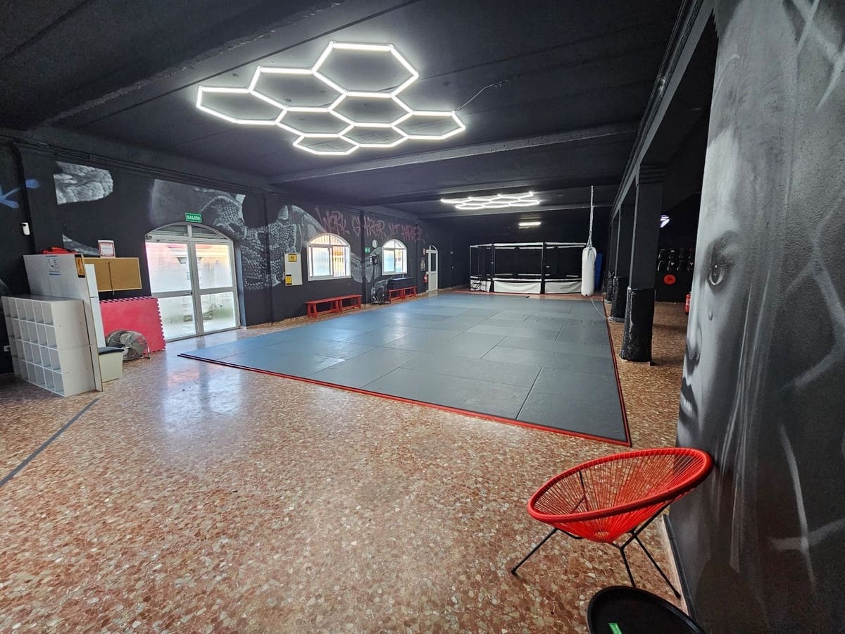 Kommersiell til salgs i San Roque - € 250 000 (Ref: 9535274)