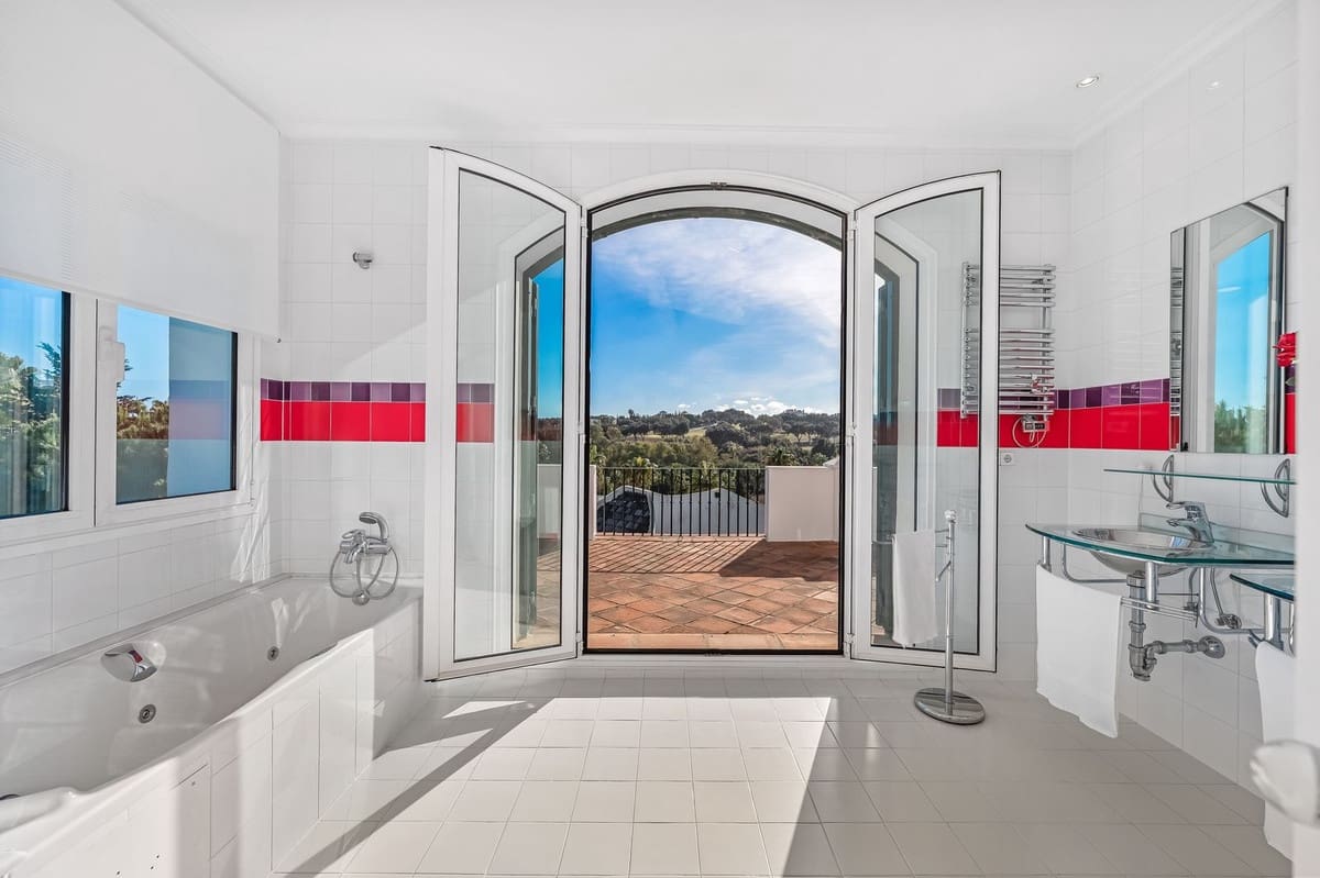 6 slaapkamer Villa te koop in Sotogrande met zwembad garage - € 2.250.000 (Ref: 9618698)