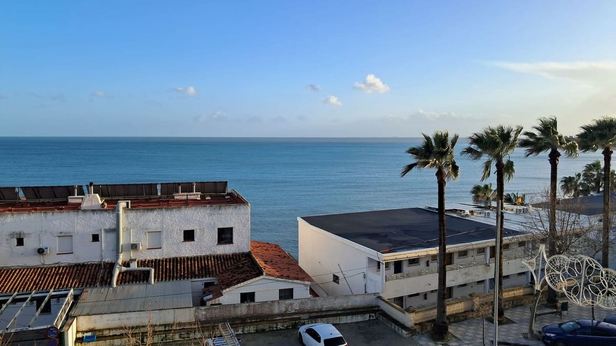 3 bedroom Beach Apartment for sale in Torreguadiaro with garage - € 425,000 (Ref: 9629407)