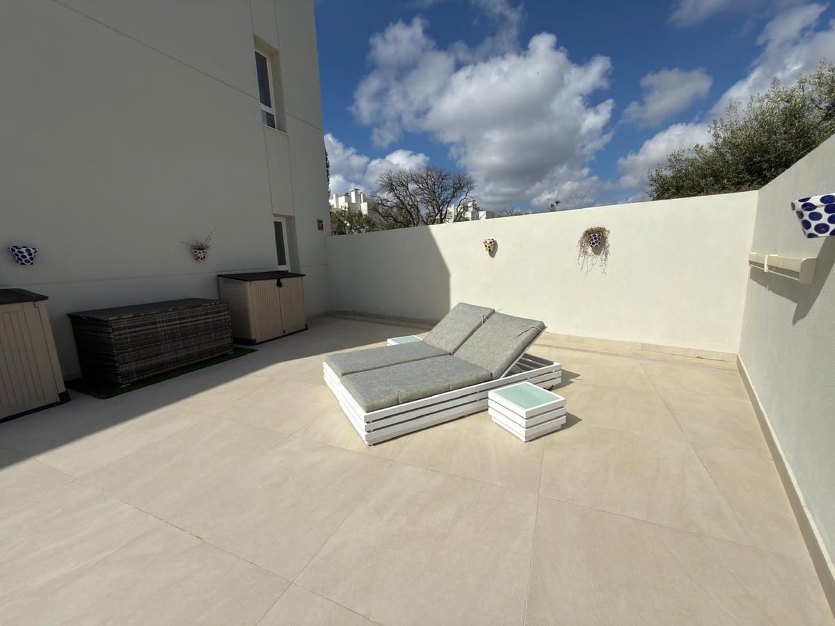 3 bedroom Apartment for sale in San Roque with pool garage - € 659,000 (Ref: 9720724)