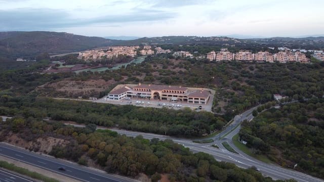 Kommersiell att hyra i Sotogrande Alto, San Roque med garage - 950 € (Ref: 9805265)