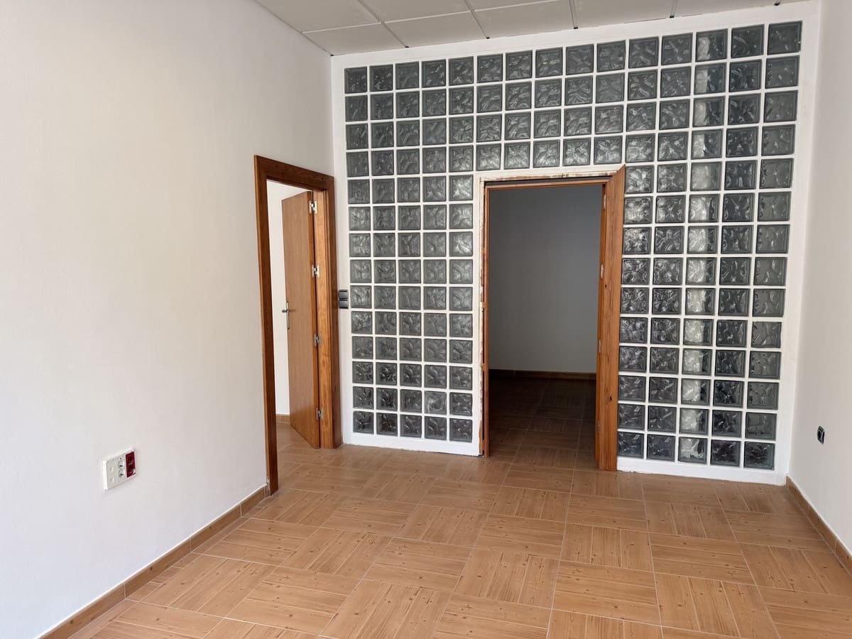 Erhverv til leje i San Roque med garage - € 980 (Ref: 9826048)
