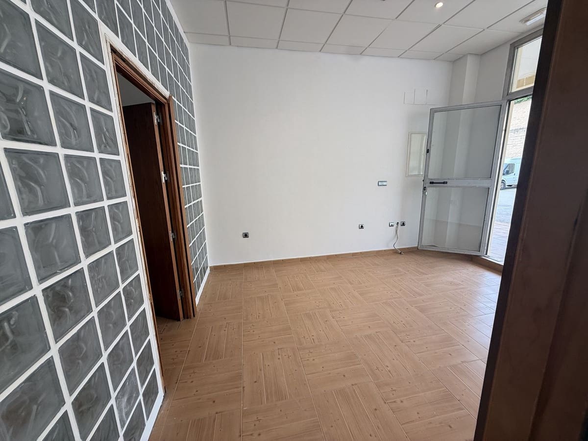 Erhverv til leje i San Roque med garage - € 980 (Ref: 9826048)