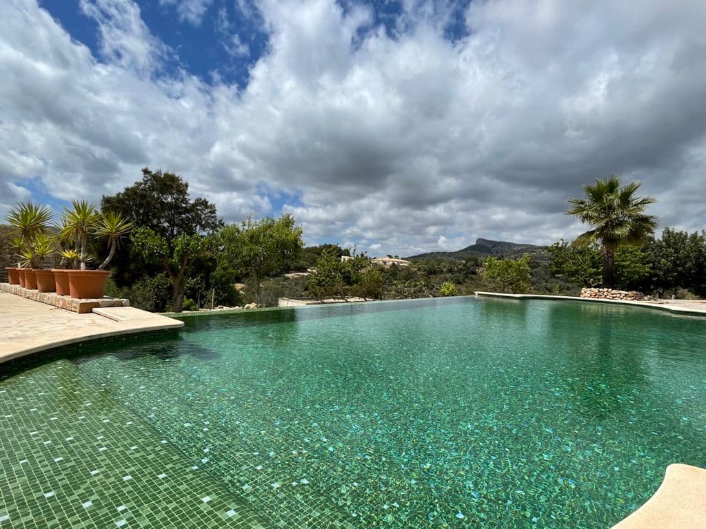 Villa for sale in Manacor with pool - € 3,890,000 (Ref: 7881630)