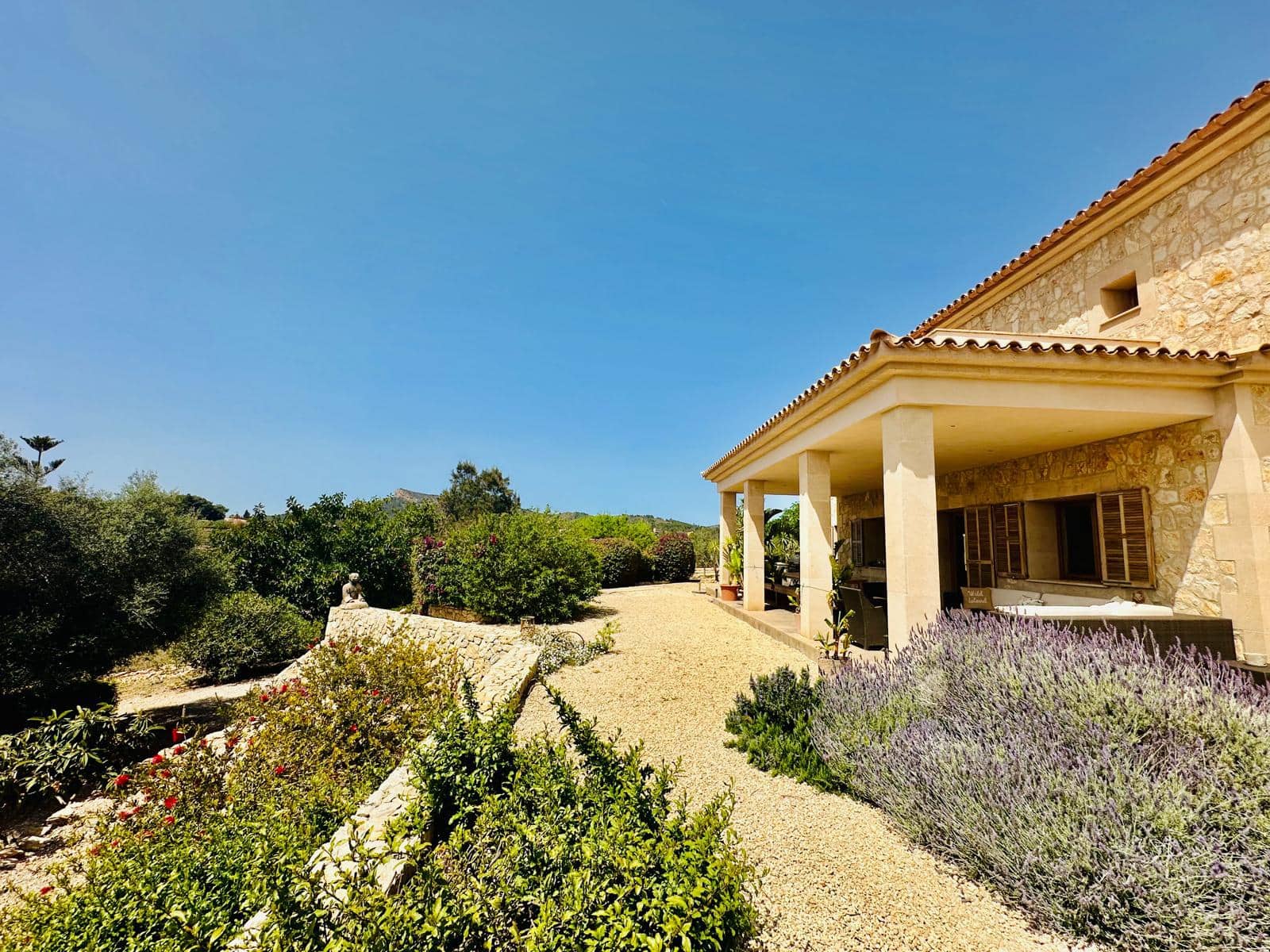 Villa for sale in Manacor with pool - € 3,890,000 (Ref: 7881630)