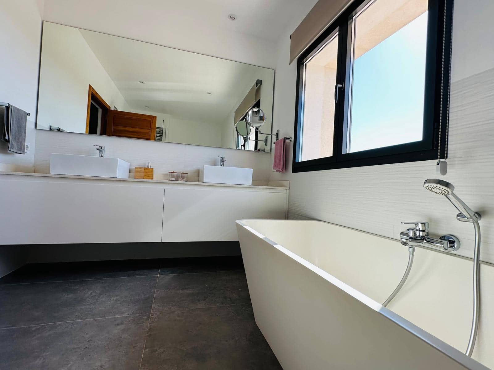 5 soveværelse Finca/Landehus til salg i Espinagar med swimmingpool garage - € 3.150.000 (Ref: 8499073)