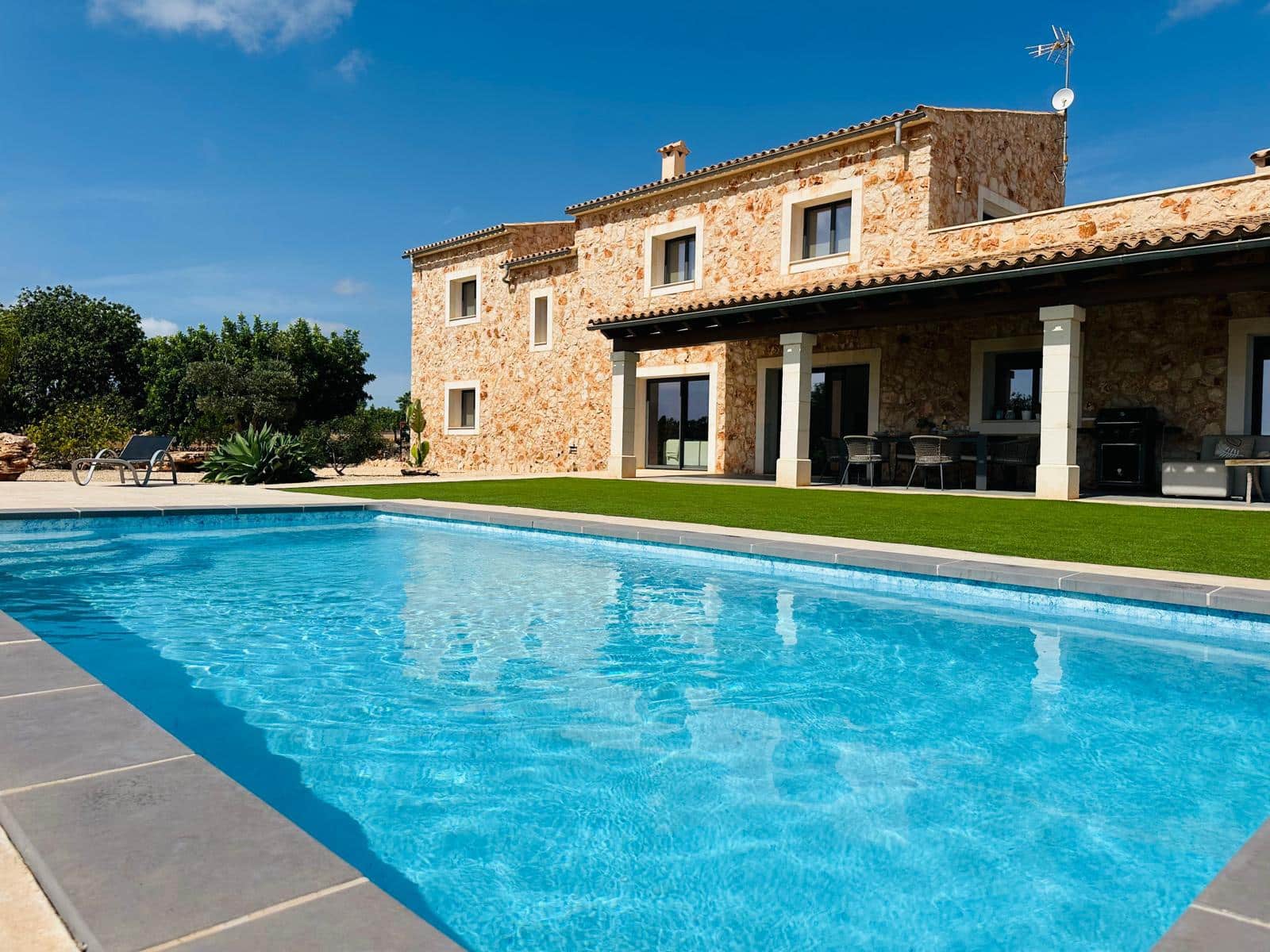 5 soveværelse Finca/Landehus til salg i Espinagar med swimmingpool garage - € 3.150.000 (Ref: 8499073)