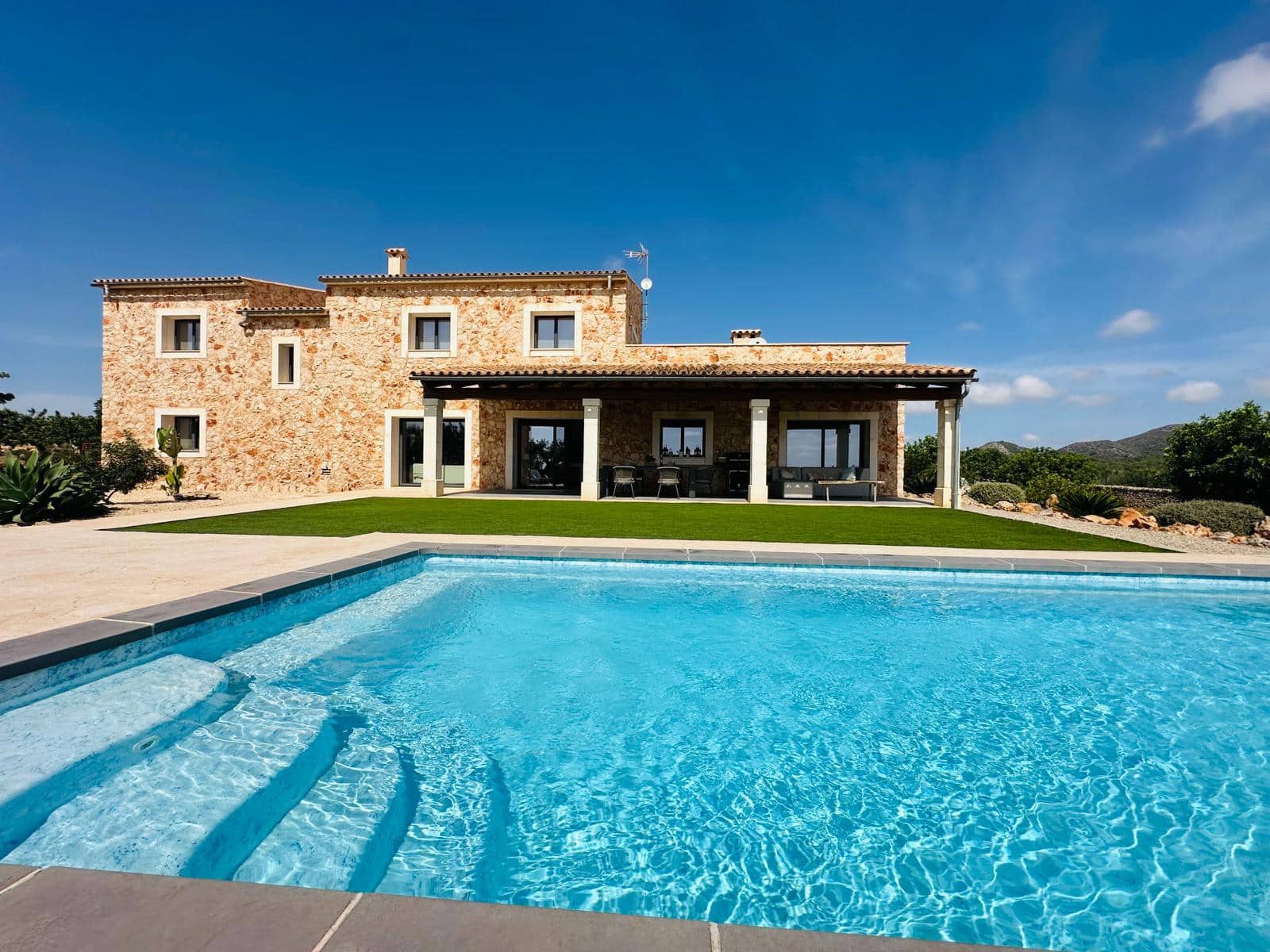 5 soveværelse Finca/Landehus til salg i Espinagar med swimmingpool garage - € 3.150.000 (Ref: 8499073)