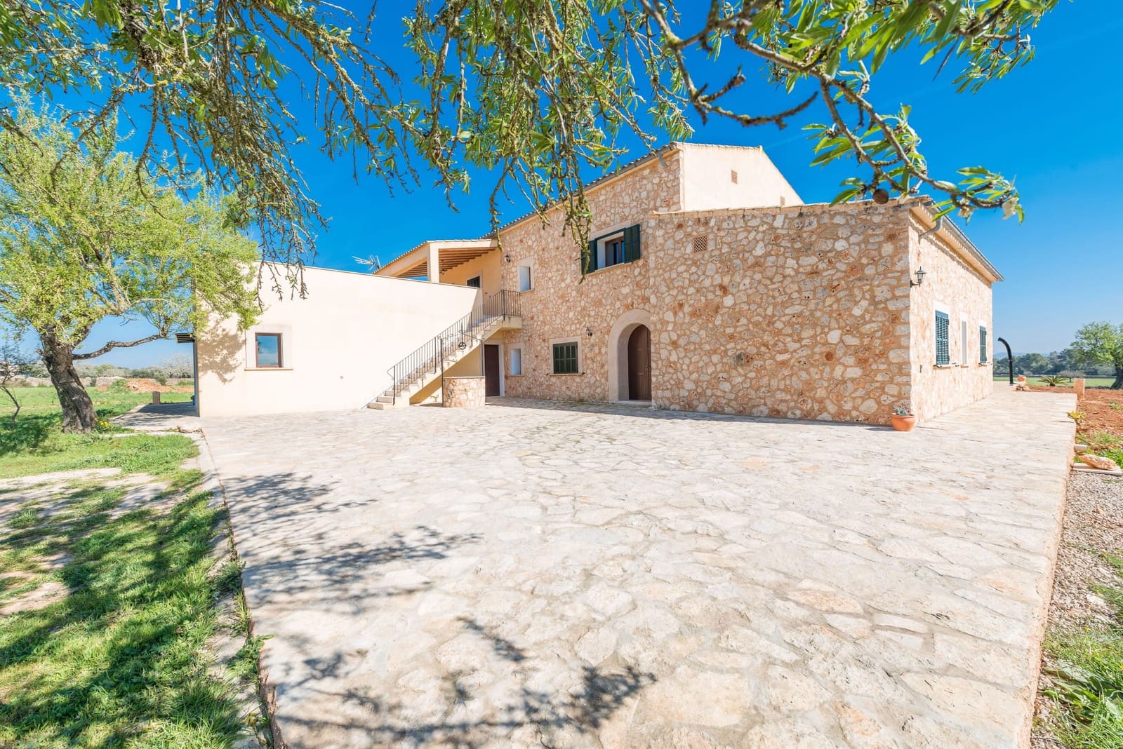 5 bedroom Finca/Country House for rent in Campos with pool garage - € 4,300 (Ref: 8986552)