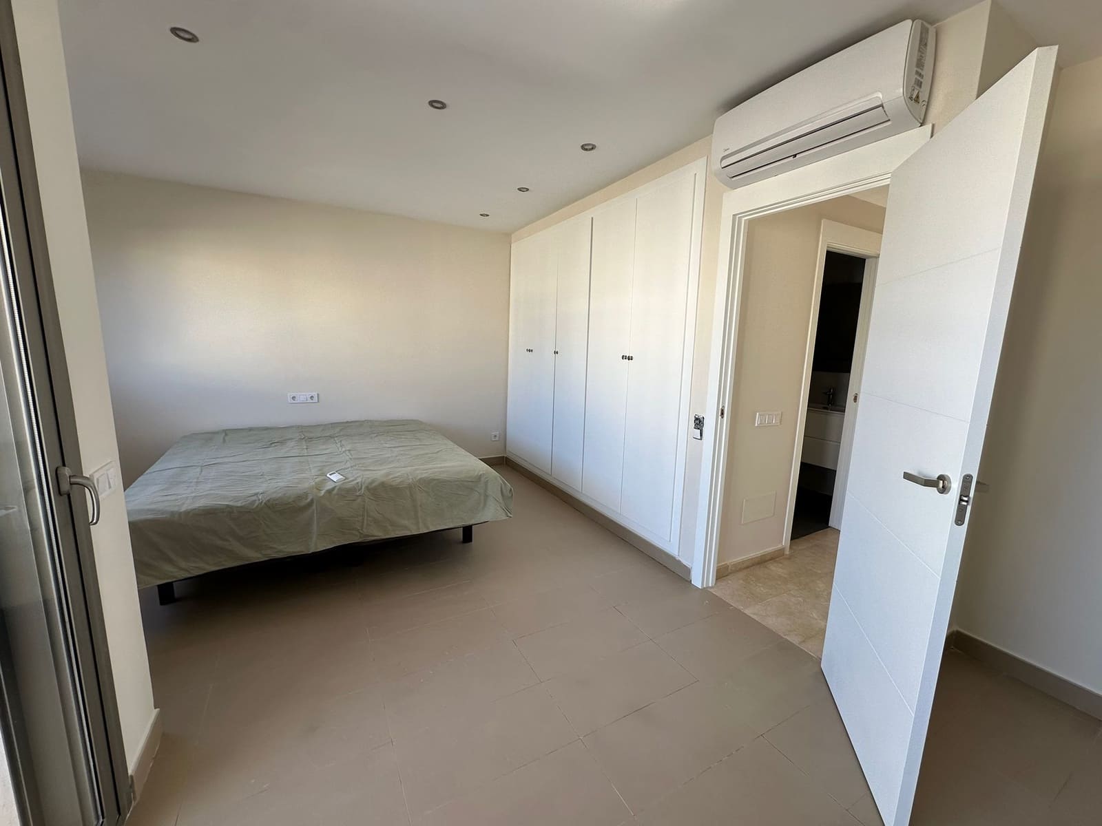 4 bedroom Townhouse for rent in Portocolom with pool garage - € 2,500 (Ref: 9759378)