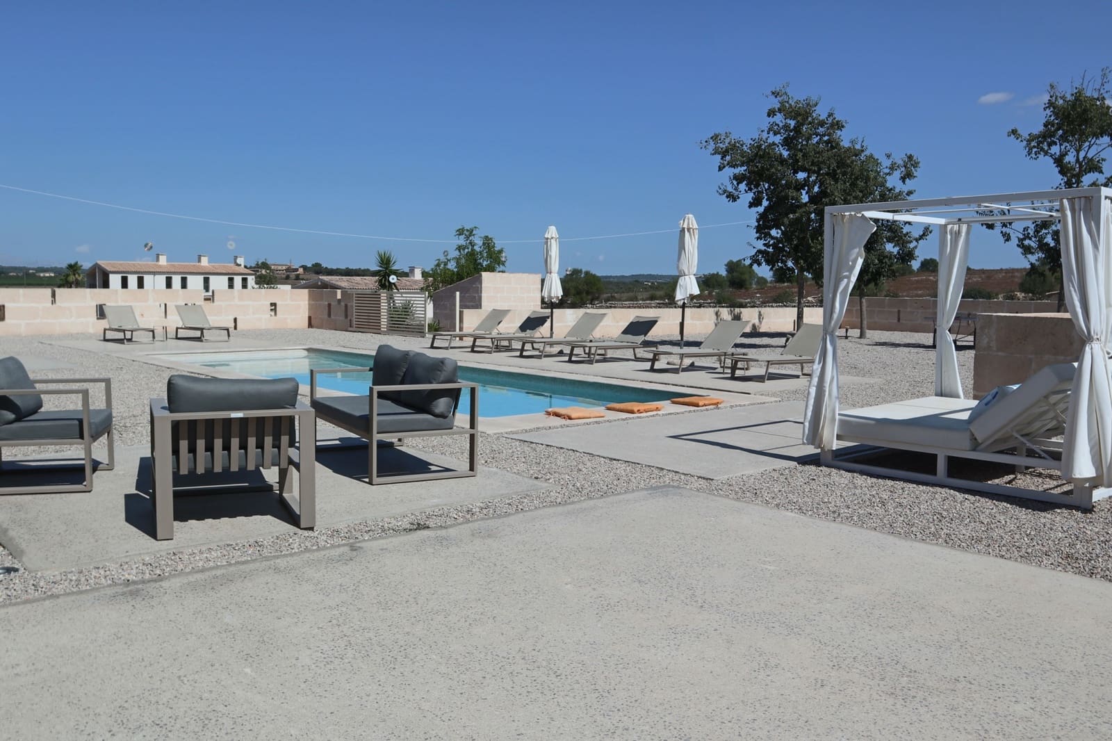 4 soverom Finca/Herregård til leie i Petra med svømmebasseng garasje - € 3 000 (Ref: 9994481)