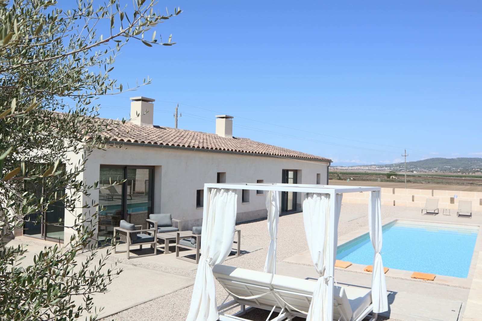 4 soverom Finca/Herregård til leie i Petra med svømmebasseng garasje - € 3 000 (Ref: 9994481)