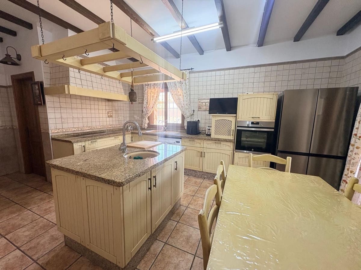 5 Zimmer Villa zu verkaufen in Manilva mit Garage - 895.000 € (Ref: 10043435)