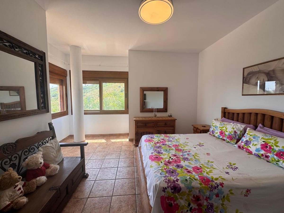 5 Zimmer Villa zu verkaufen in Manilva mit Garage - 895.000 € (Ref: 10043435)