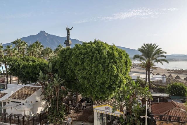 1 bedroom Flat for sale in Puerto Banus, Marbella - € 656,000 (Ref: 10055777)