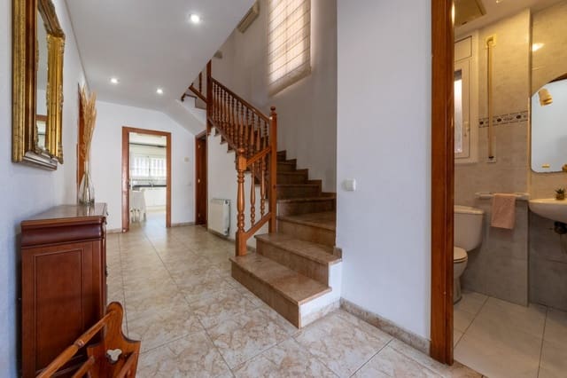 4 soverom Villa til salgs i Tarragona by med svømmebasseng garasje - € 569 000 (Ref: 10145235)