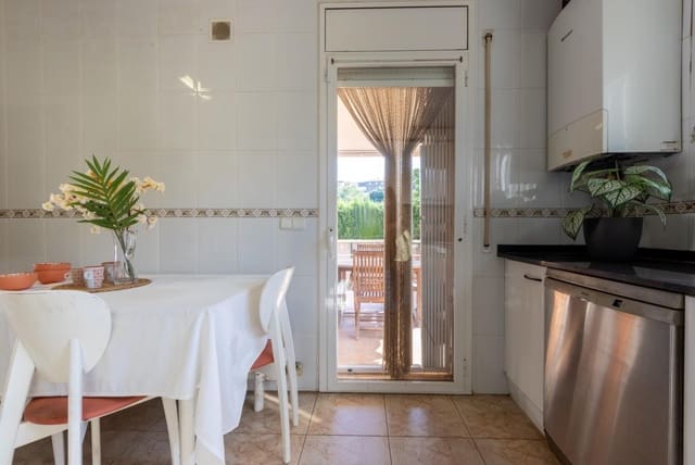 4 soverom Villa til salgs i Tarragona by med svømmebasseng garasje - € 569 000 (Ref: 10145235)