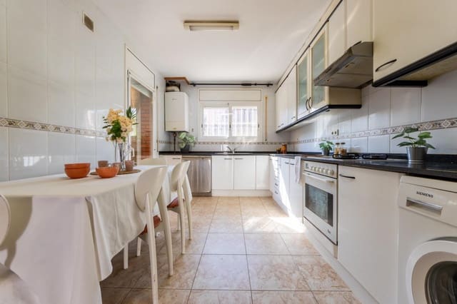 4 soverom Villa til salgs i Tarragona by med svømmebasseng garasje - € 569 000 (Ref: 10145235)