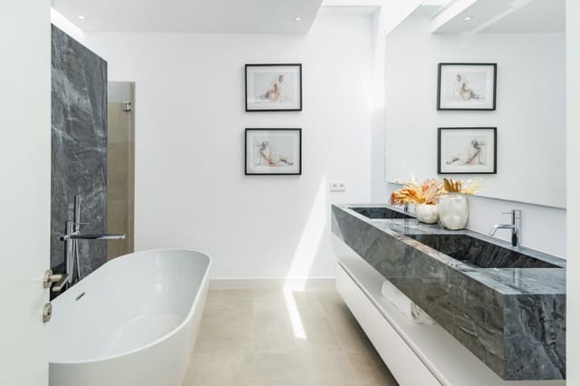 4 bedroom Villa for sale in El Paraiso, Estepona with pool garage - € 2,300,000 (Ref: 10156119)