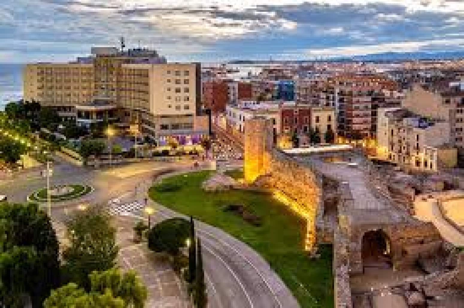 Villa for sale in Tarragona city - € 900,000 (Ref: 8383937)