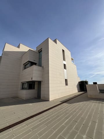 4 soverom Villa til salgs i Torredembarra med svømmebasseng garasje - € 1 595 000 (Ref: 8581133)