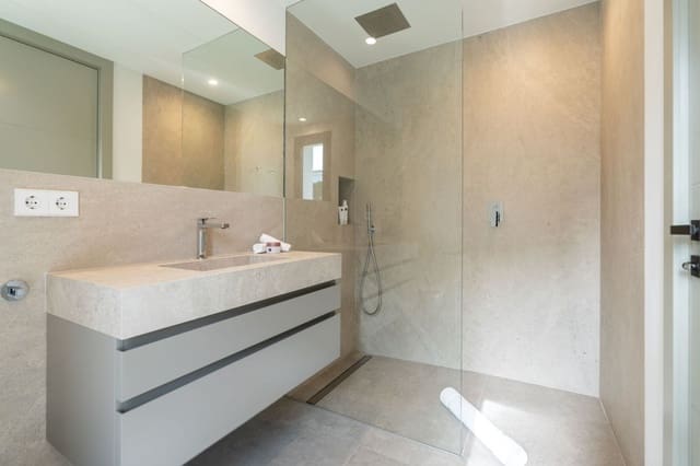 Chalet de 4 habitaciones en Elviria, Marbella en venta - 2.795.000 € (Ref: 8677111)