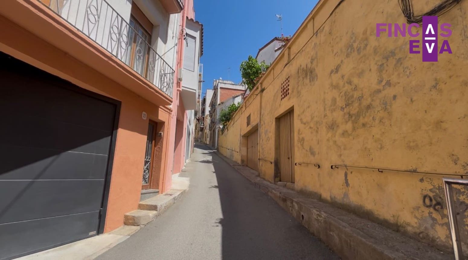 Villa for sale in Arenys de Mar - € 240,000 (Ref: 8788197)