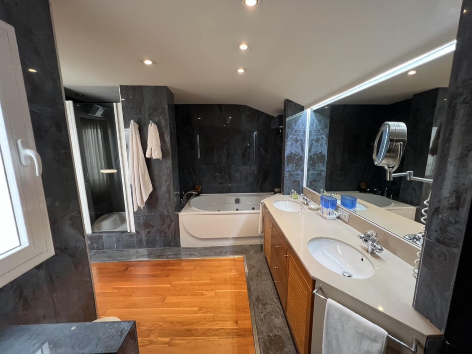 4 soveværelse Lejlighed til salg i Barcelona by med garage - € 2.497.000 (Ref: 9061948)