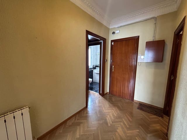 3 bedroom Flat for sale in El Baix Guinardó, Barcelona city - € 370,000 (Ref: 9115443)