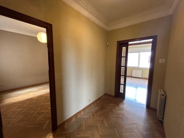 3 bedroom Flat for sale in El Baix Guinardó, Barcelona city - € 370,000 (Ref: 9115443)