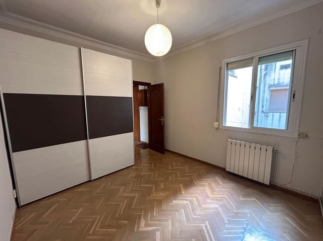 3 bedroom Flat for sale in El Baix Guinardó, Barcelona city - € 370,000 (Ref: 9115443)