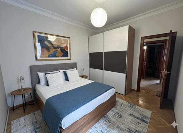 3 bedroom Flat for sale in El Baix Guinardó, Barcelona city - € 370,000 (Ref: 9115443)