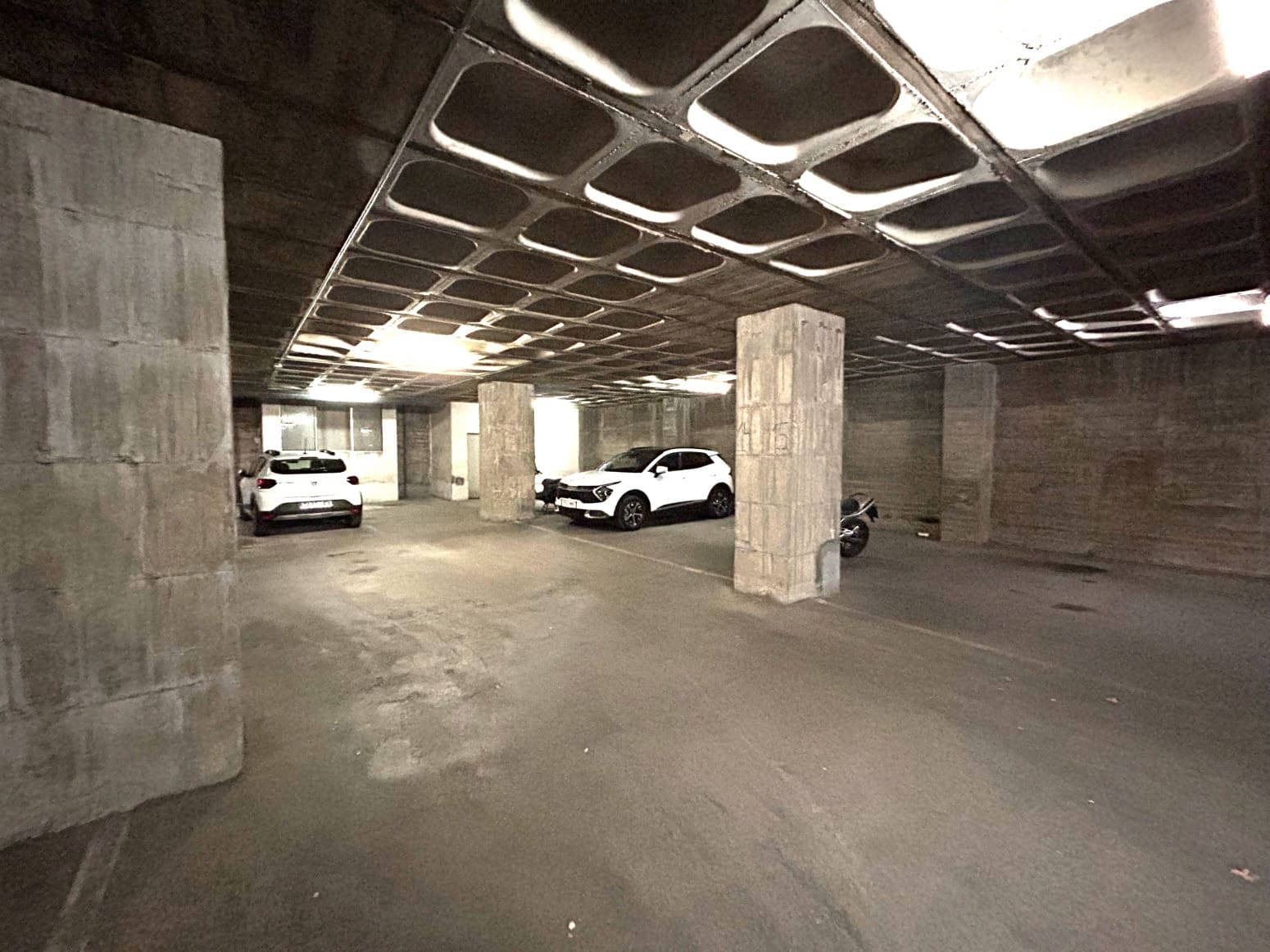 Garage for sale in L'Hospitalet de Llobregat - € 334,000 (Ref: 9254040)