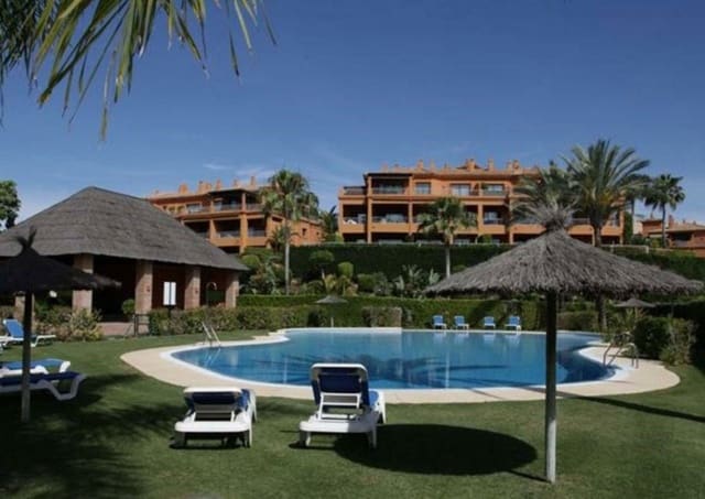 3 quarto Apartamento para venda em Nueva Atalaya, Estepona com garagem - 700 000 € (Ref: 9469950)