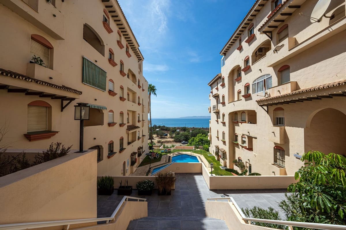 2 quarto Apartamento para venda em Estepona com piscina garagem - 349 000 € (Ref: 9471304)