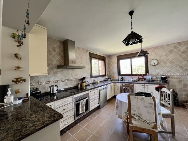 Chalet de 2 habitaciones en El Velerín, Estepona en venta con piscina - 550.000 € (Ref: 9471305)