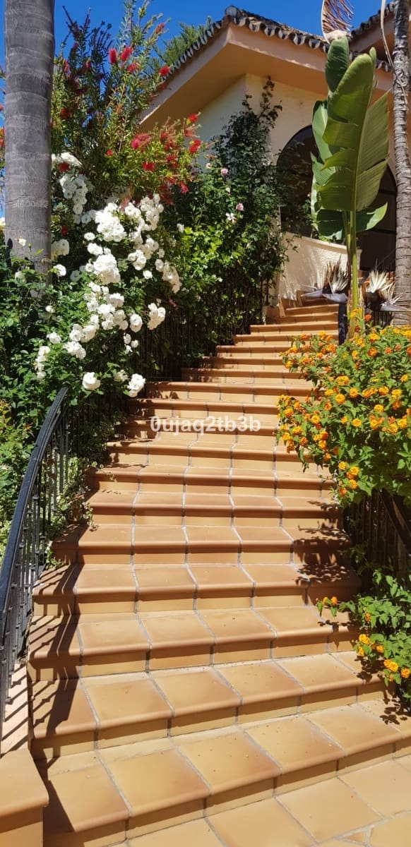 5 chambre Villa/Maison à vendre à New Golden Mile avec piscine garage - 1 200 000 € (Ref: 9471306)