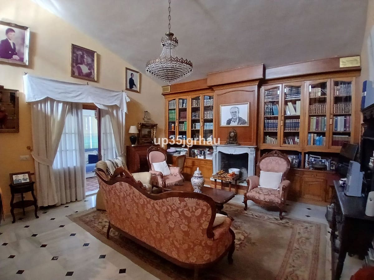 5 makuuhuone Huvila myytävänä paikassa Estepona mukana uima-altaan 
autotalli - 1 695 000 € (Ref: 9471307)