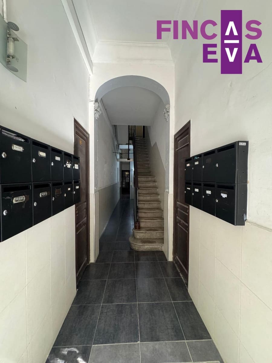 2 bedroom Flat for sale in Barcelona city - € 350,000 (Ref: 9473574)