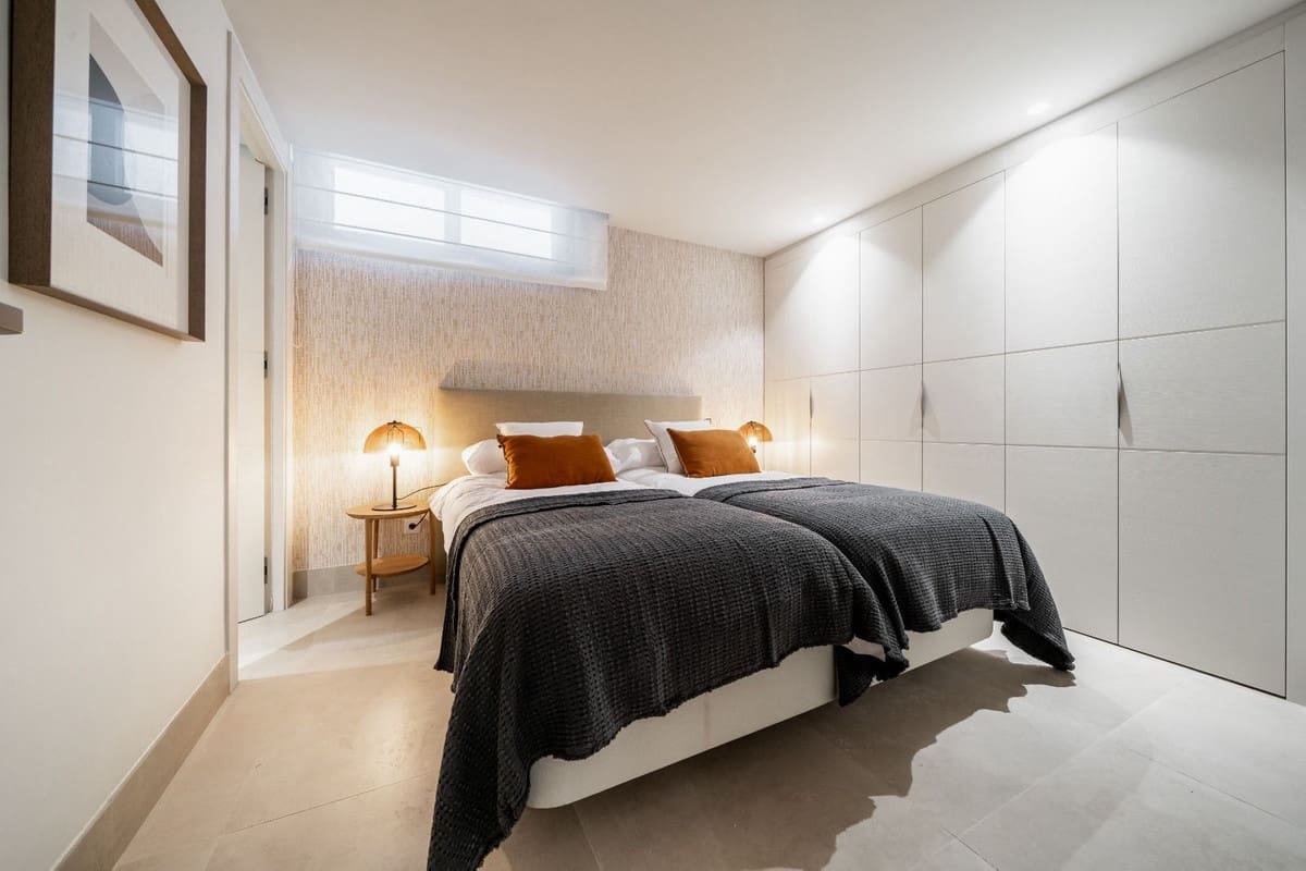 4 bedroom Villa for sale in El Paraiso with pool garage - € 1,890,000 (Ref: 9474513)