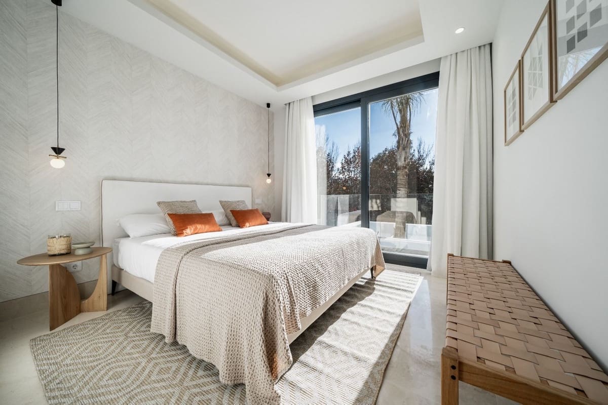 4 bedroom Villa for sale in El Paraiso with pool garage - € 1,890,000 (Ref: 9474513)