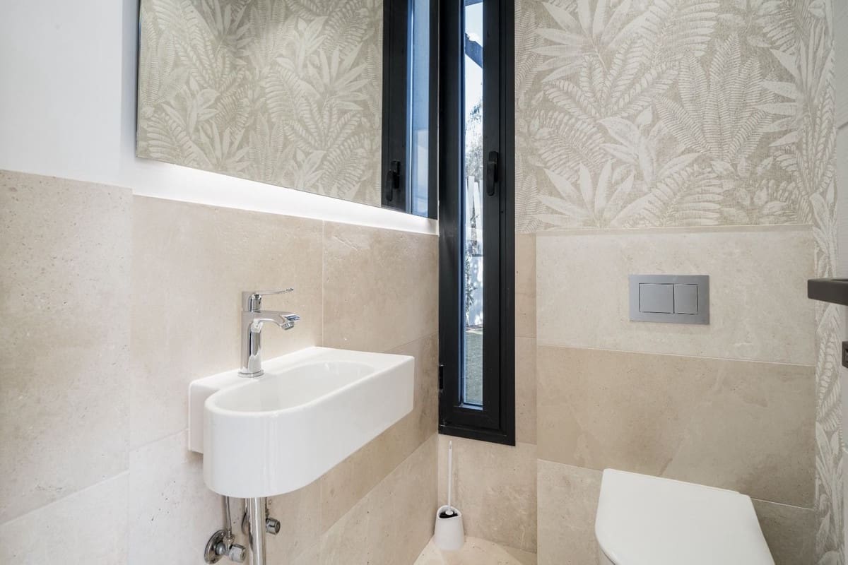 4 bedroom Villa for sale in El Paraiso with pool garage - € 1,890,000 (Ref: 9474513)