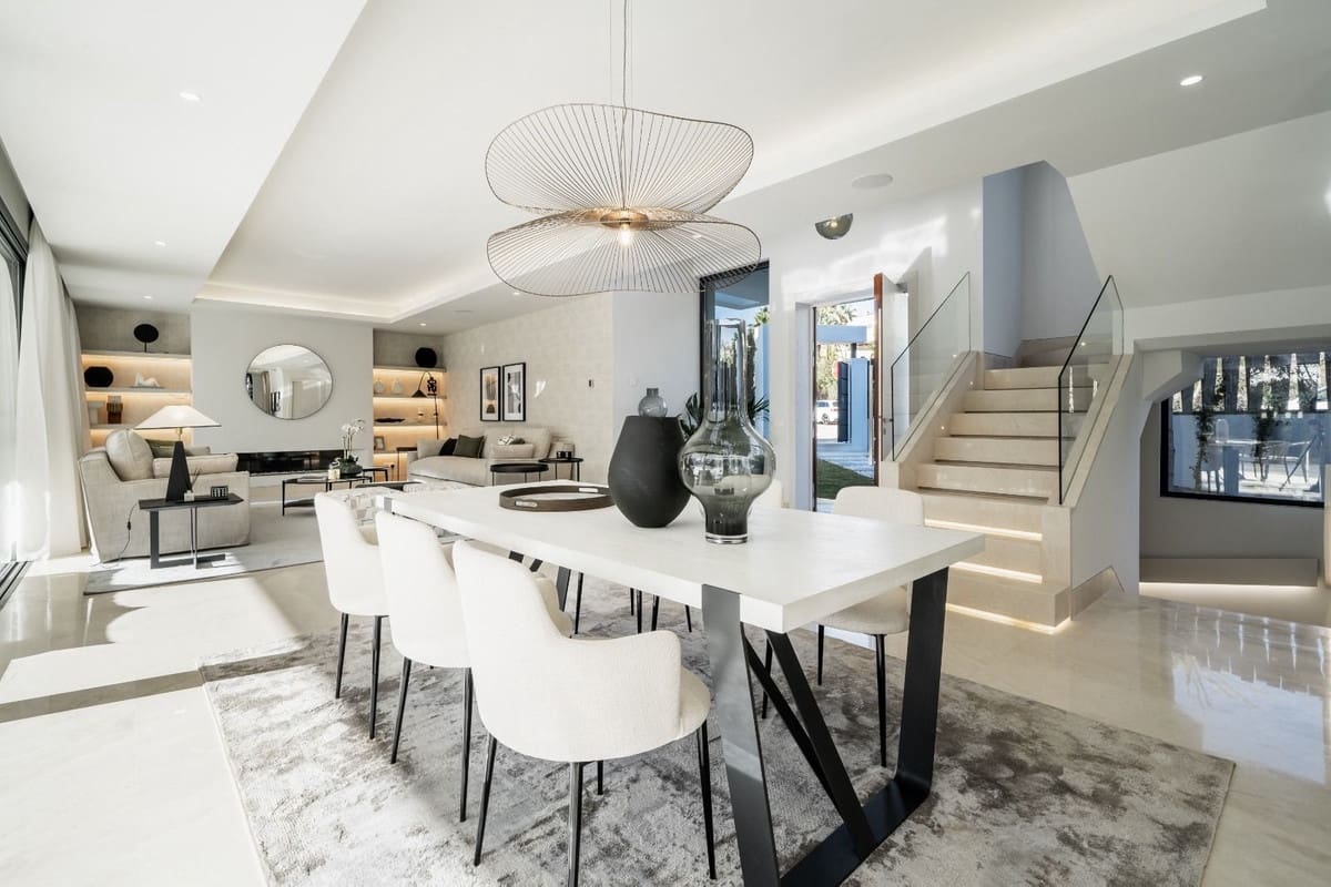 4 bedroom Villa for sale in El Paraiso with pool garage - € 1,890,000 (Ref: 9474513)