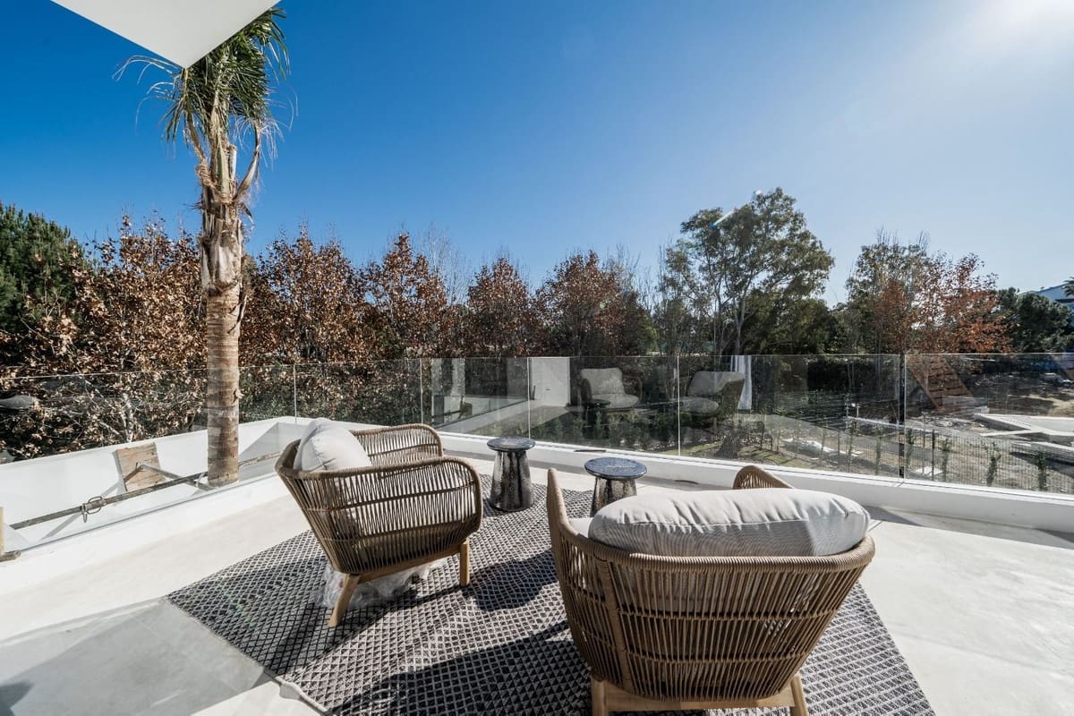 4 bedroom Villa for sale in El Paraiso with pool garage - € 1,890,000 (Ref: 9474513)