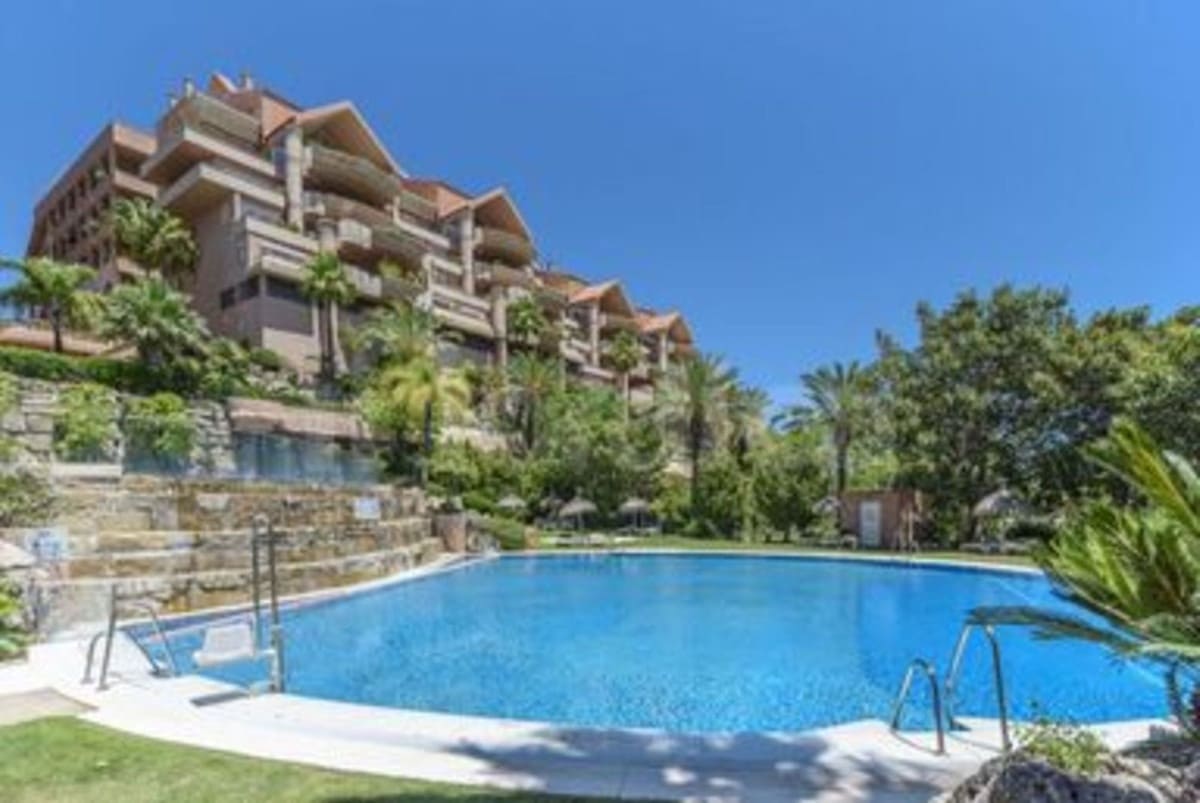Oficina en Marbella en venta con piscina - 380.000 € (Ref: 9474518)