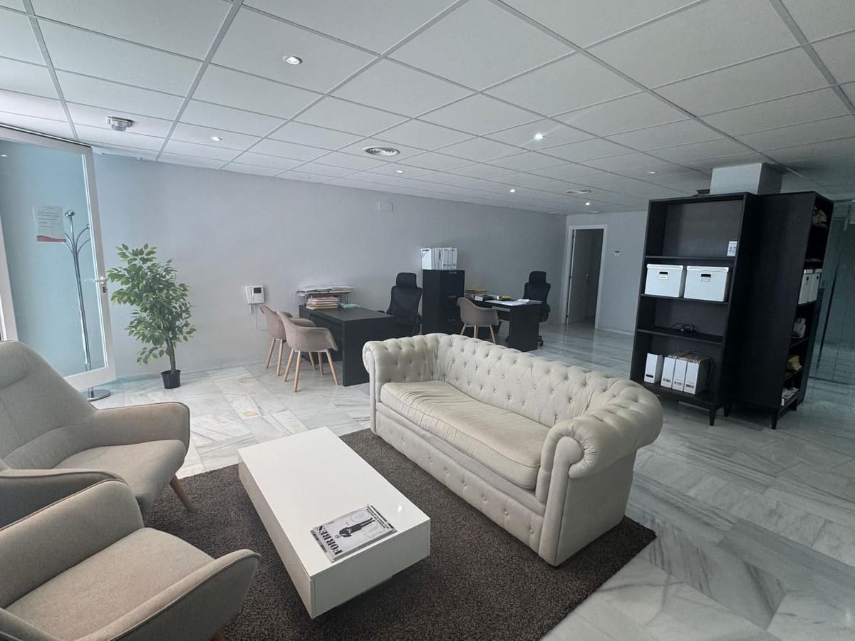 Oficina en Marbella en venta con piscina - 380.000 € (Ref: 9474518)