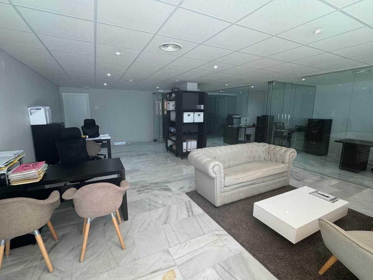 Oficina en Marbella en venta con piscina - 380.000 € (Ref: 9474518)